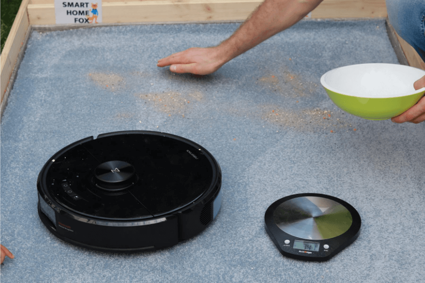 Песок разбрасывается на ковре 